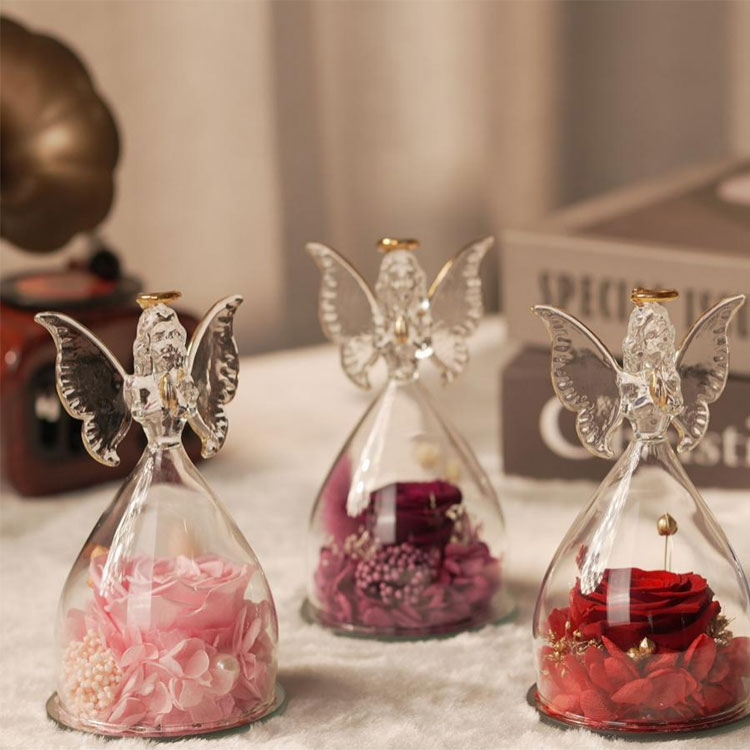 काचेच्या देवदूताने जतन केलेली फुलांची भेट